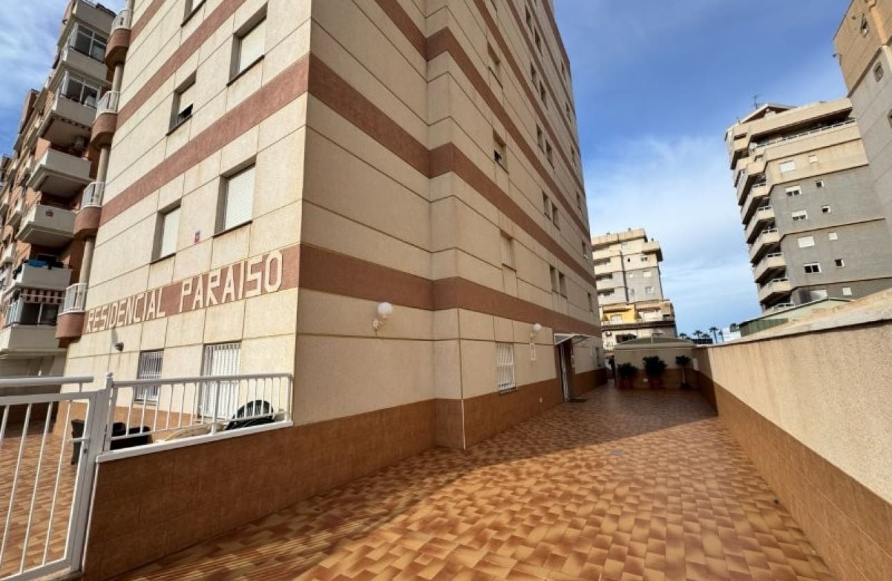 2 makuuhuone Huoneisto myytävänä paikassa Torrevieja mukana uima-altaan - 179 000 € (Ref: 9826575)