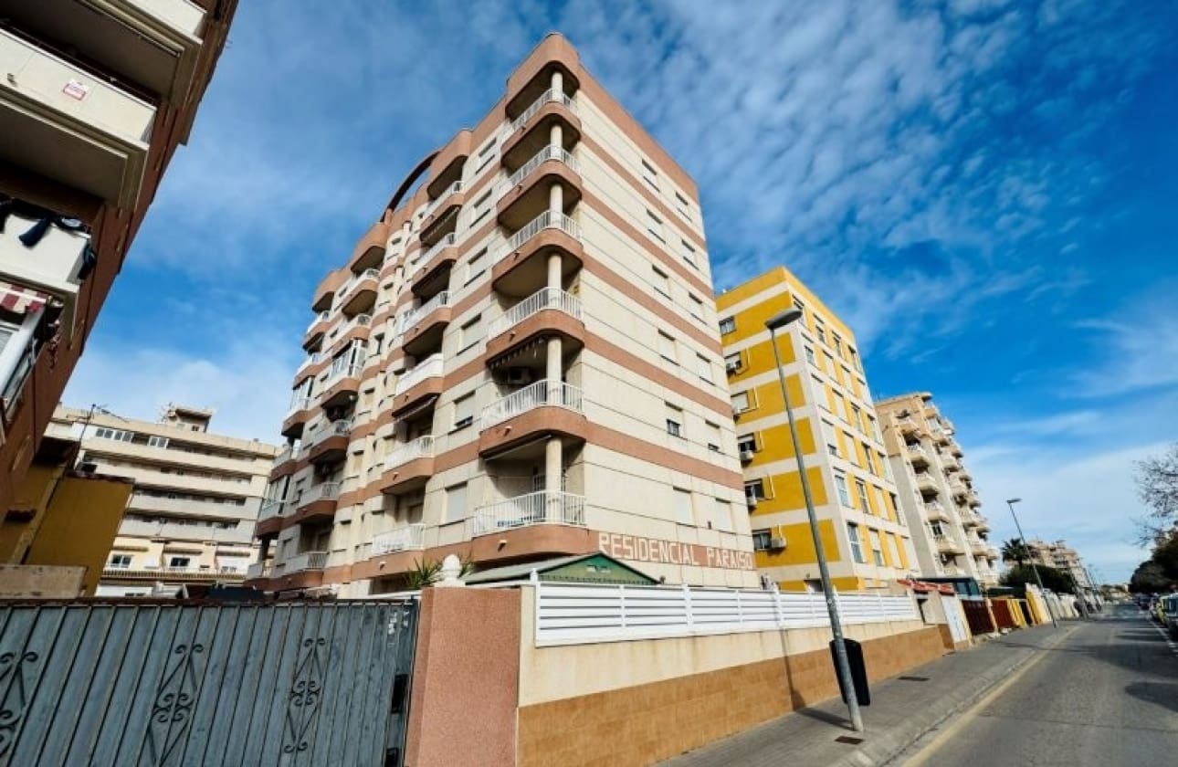 2 makuuhuone Huoneisto myytävänä paikassa Torrevieja mukana uima-altaan - 179 000 € (Ref: 9826575)