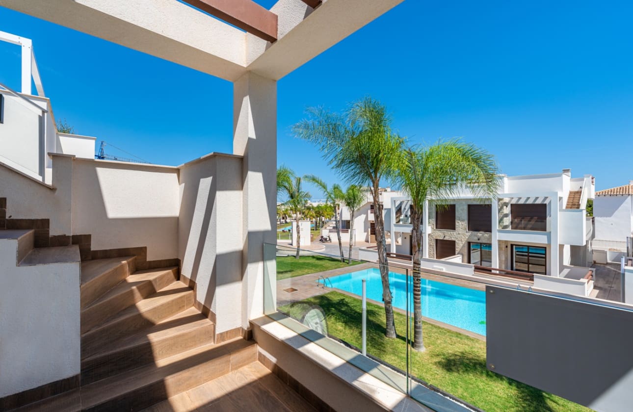 2 bedroom Bungalow for sale in Torrevieja with pool - € 300,000 (Ref: 9844024)