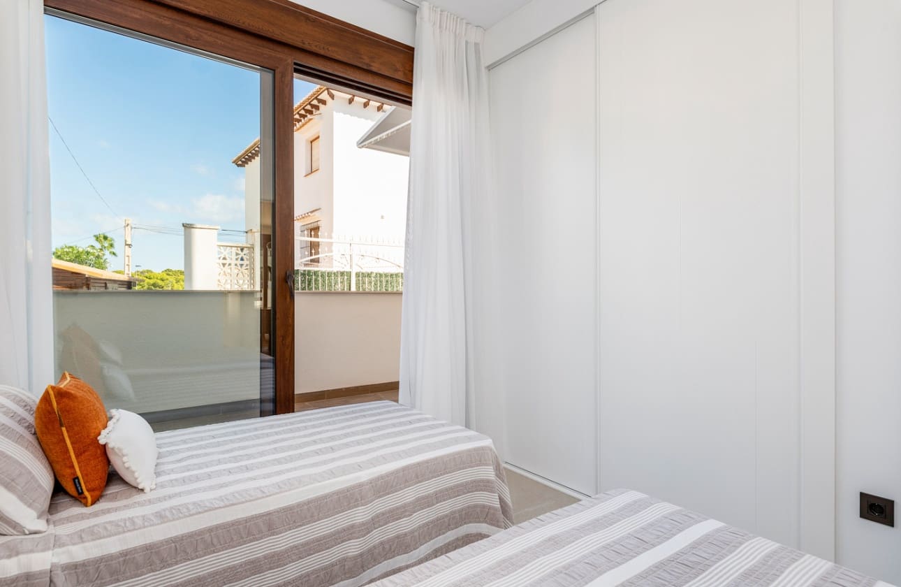2 bedroom Bungalow for sale in Torrevieja with pool - € 300,000 (Ref: 9844024)