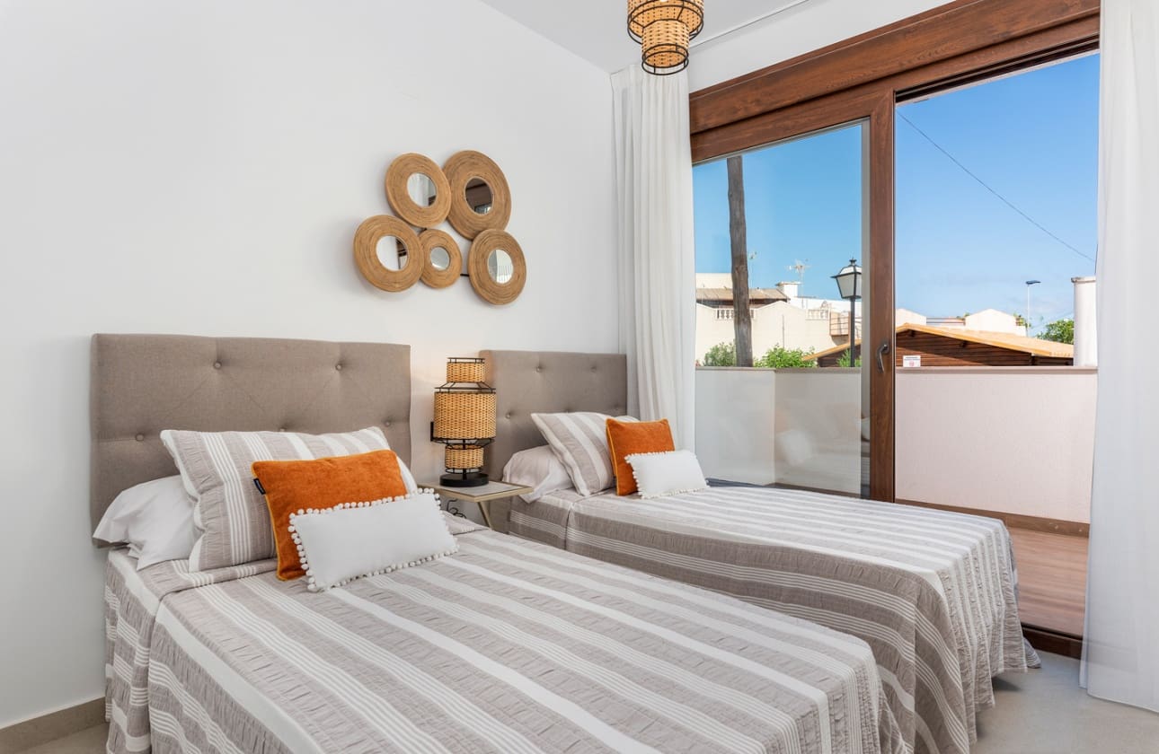 2 bedroom Bungalow for sale in Torrevieja with pool - € 300,000 (Ref: 9844024)
