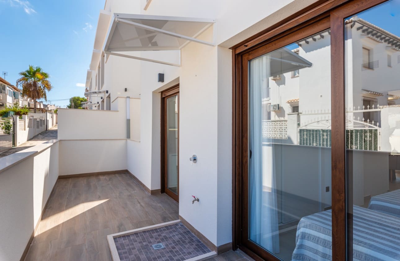 2 bedroom Bungalow for sale in Torrevieja with pool - € 300,000 (Ref: 9844024)
