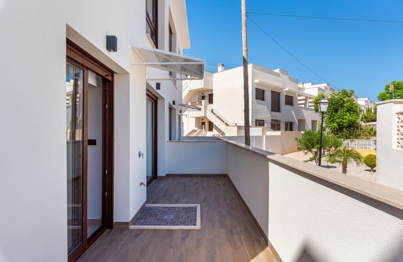 2 bedroom Bungalow for sale in Torrevieja with pool - € 300,000 (Ref: 9844024)