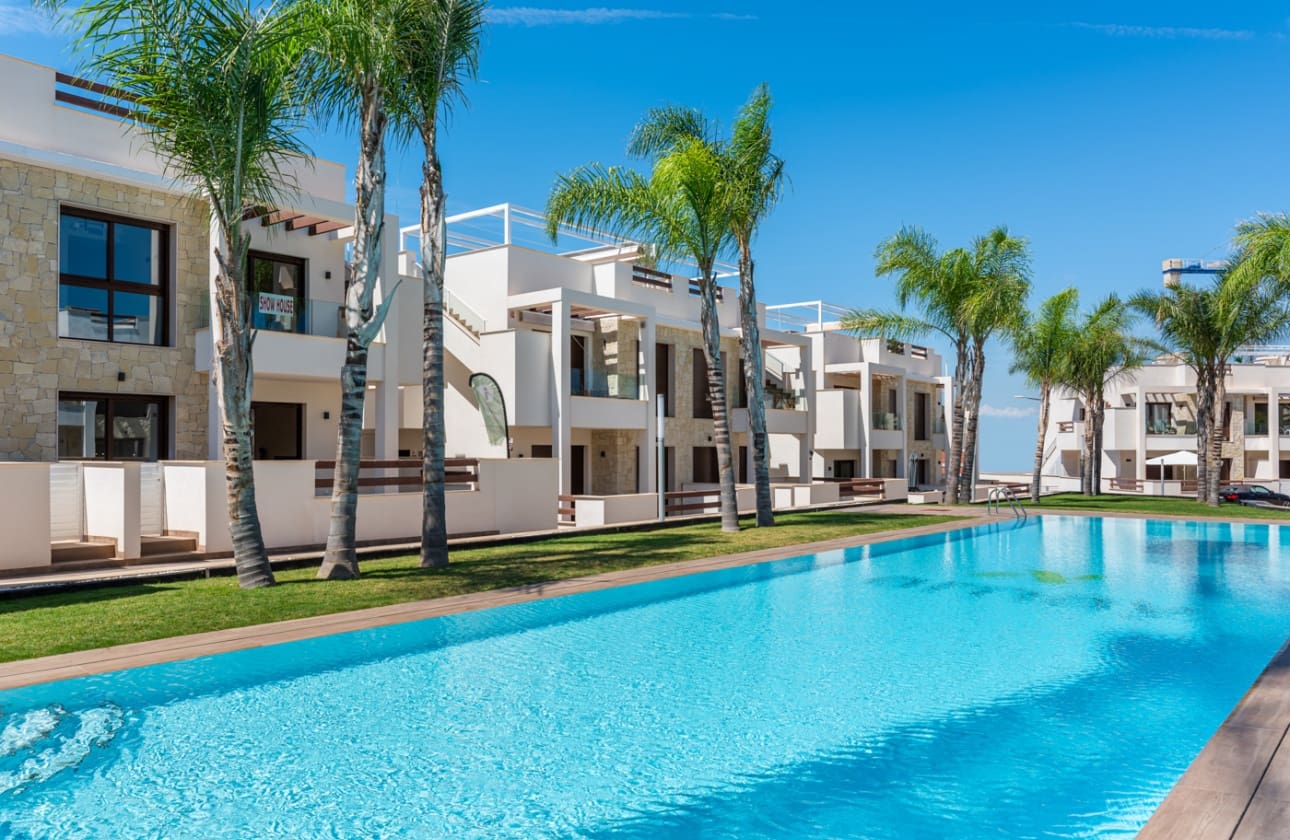 2 bedroom Bungalow for sale in Torrevieja with pool - € 300,000 (Ref: 9844024)