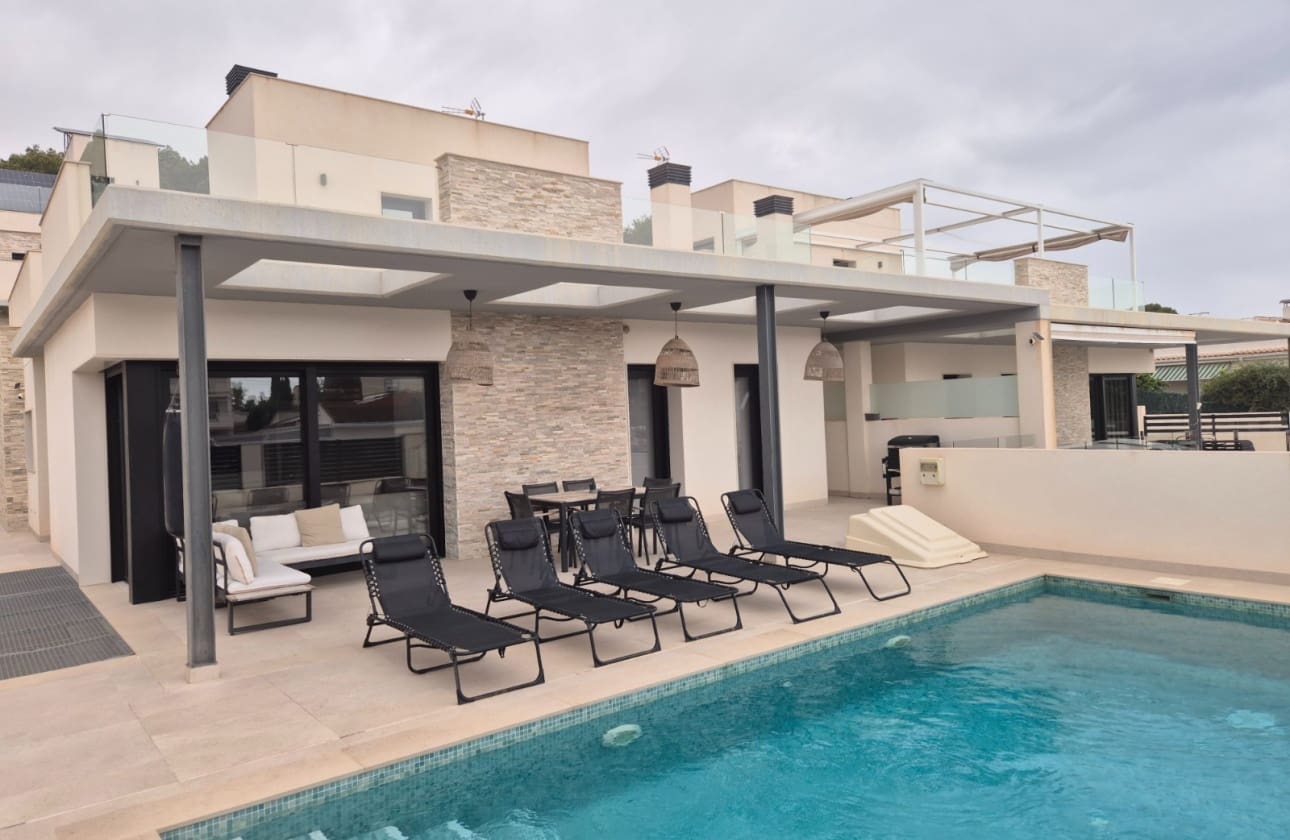 5 quarto Moradia para venda em Los Balcones com piscina garagem - 960 000 € (Ref: 9844033)