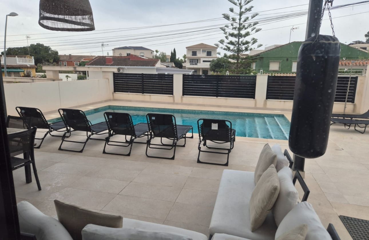 5 quarto Moradia para venda em Los Balcones com piscina garagem - 960 000 € (Ref: 9844033)