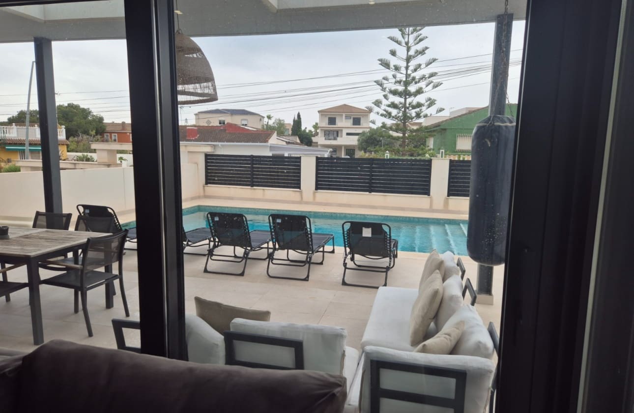 5 quarto Moradia para venda em Los Balcones com piscina garagem - 960 000 € (Ref: 9844033)