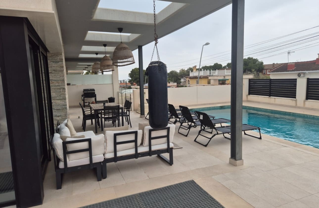 5 quarto Moradia para venda em Los Balcones com piscina garagem - 960 000 € (Ref: 9844033)
