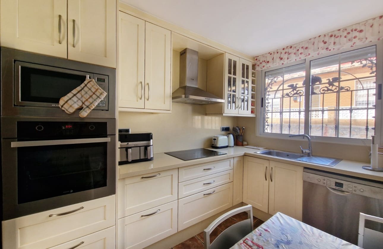 4 chambre Maison de Ville à vendre à Guardamar del Segura - 345 000 € (Ref: 9844034)