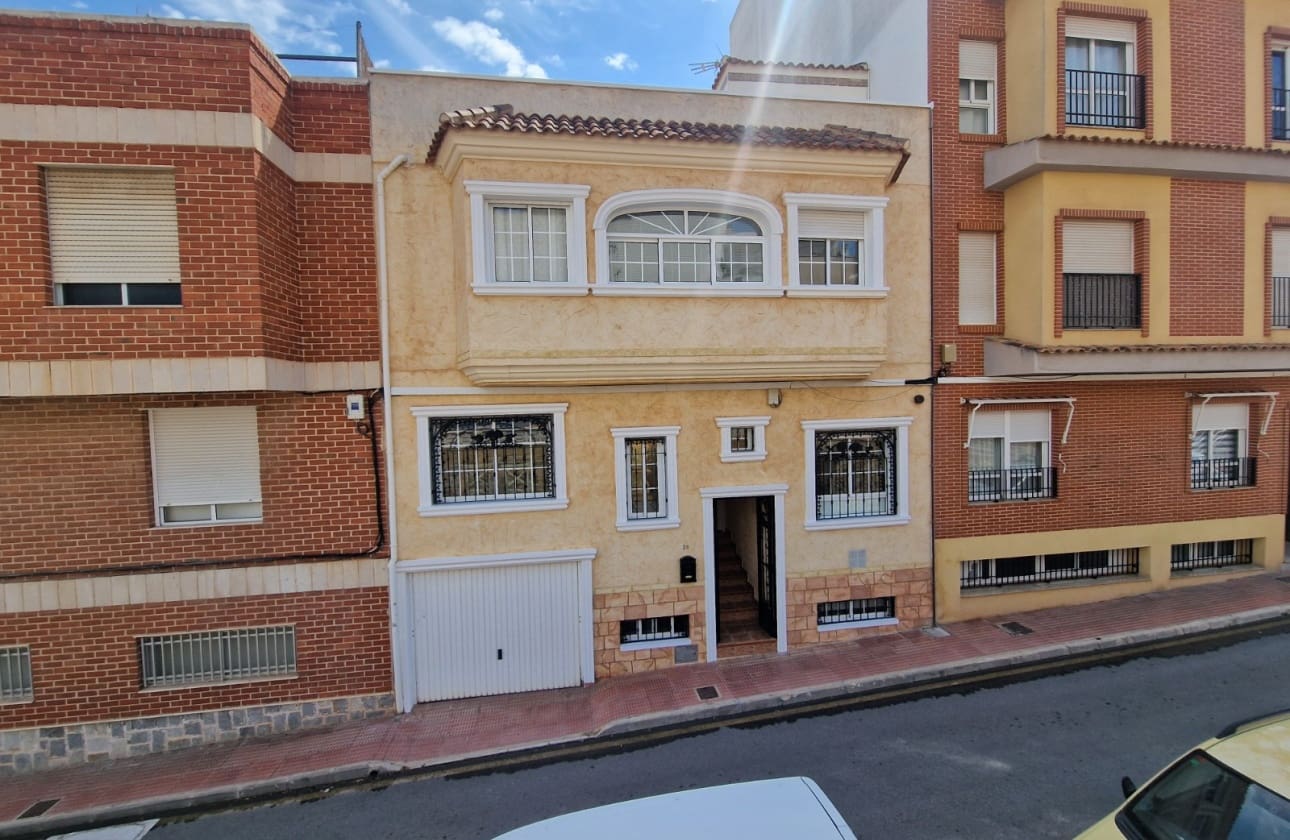 4 chambre Maison de Ville à vendre à Guardamar del Segura - 345 000 € (Ref: 9844034)