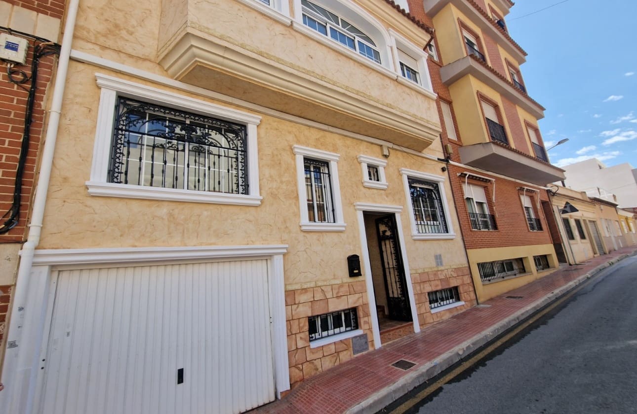 4 chambre Maison de Ville à vendre à Guardamar del Segura - 345 000 € (Ref: 9844034)