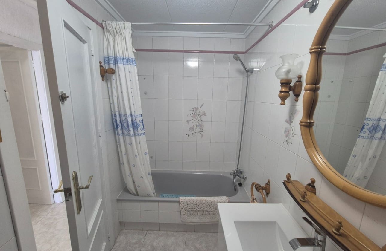 3 sovrum Strandlägenhet till salu i Torrevieja med garage - 350 000 € (Ref: 9872302)