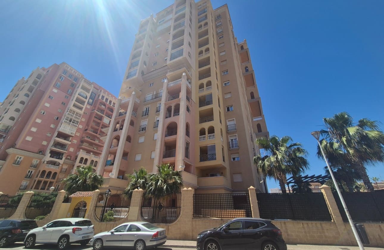 2 quarto Apartamento para venda em Torrevieja com piscina - 186 000 € (Ref: 9872303)