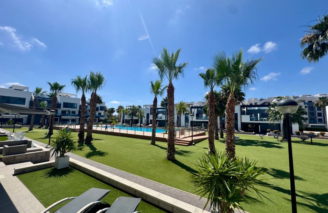 2 Zimmer Apartment zu verkaufen in El Raso mit Pool - 289.000 € (Ref: 9913796)