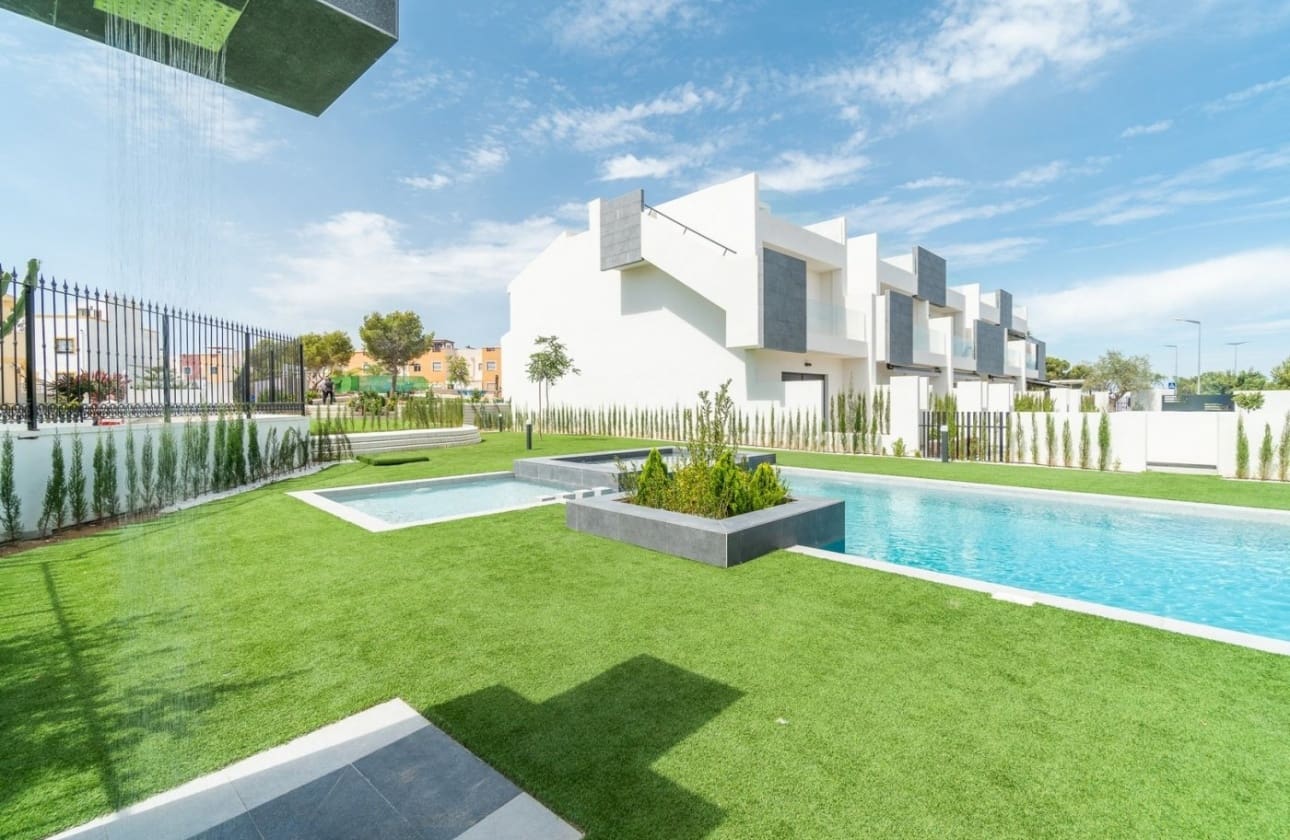 3 bedroom Bungalow for sale in Los Balcones with pool - € 350,000 (Ref: 9961224)