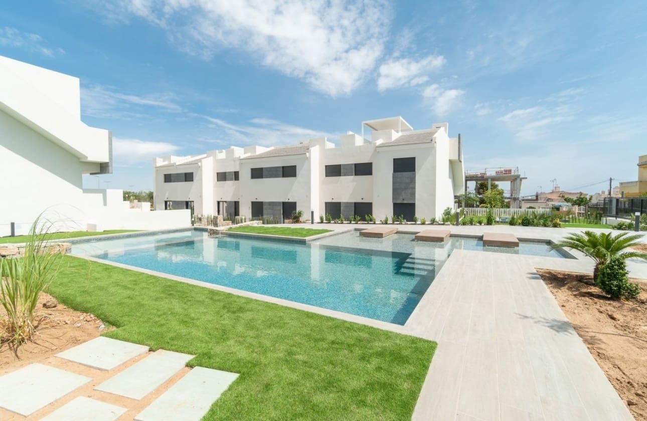 3 bedroom Bungalow for sale in Los Balcones with pool - € 350,000 (Ref: 9961224)