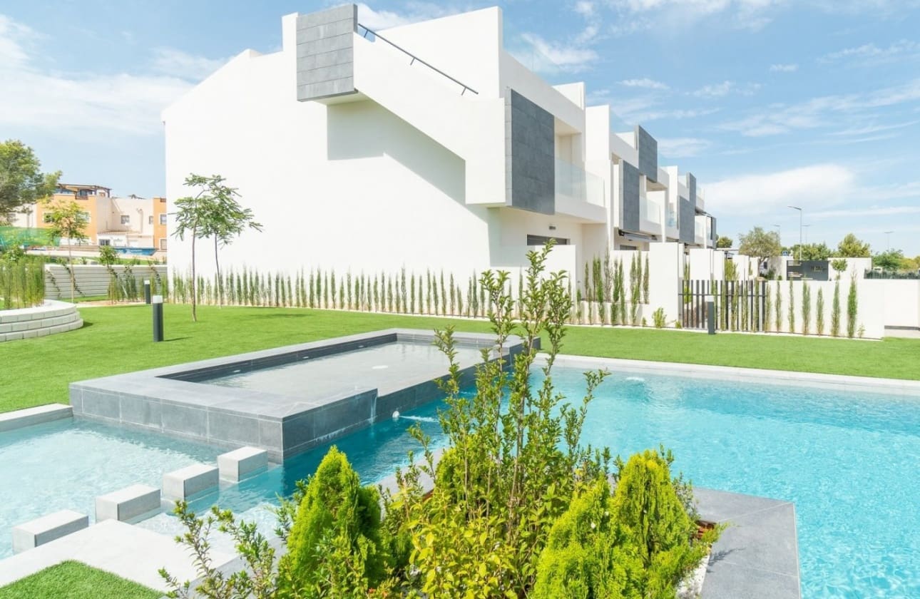 3 bedroom Bungalow for sale in Los Balcones with pool - € 350,000 (Ref: 9961224)