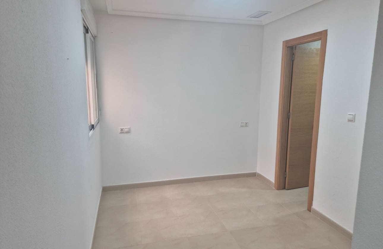 5 slaapkamer Appartement te koop in Torrevieja - € 175.000 (Ref: 9964035)