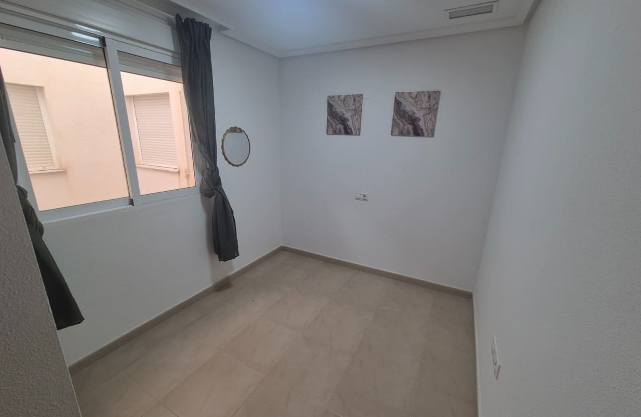 5 slaapkamer Appartement te koop in Torrevieja - € 175.000 (Ref: 9964035)