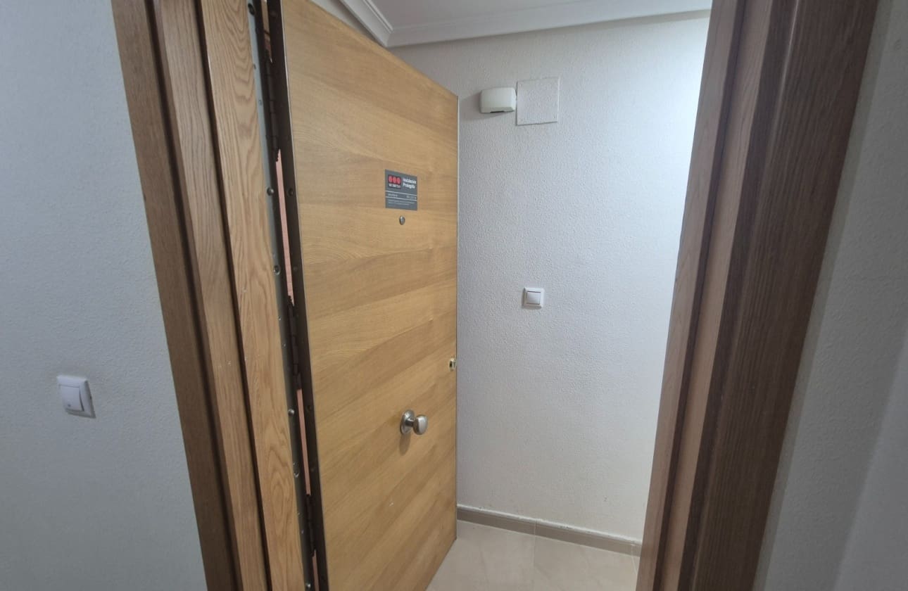 5 slaapkamer Appartement te koop in Torrevieja - € 175.000 (Ref: 9964035)