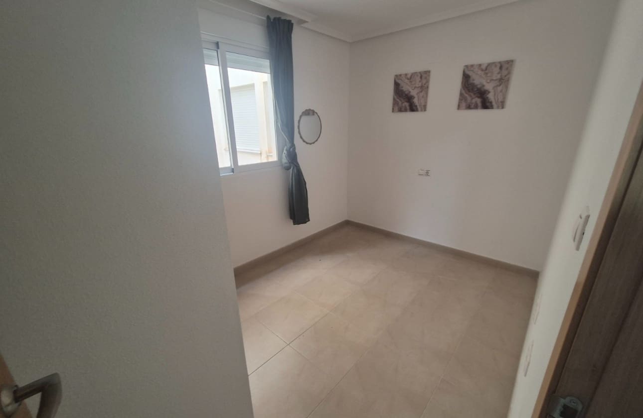 5 slaapkamer Appartement te koop in Torrevieja - € 175.000 (Ref: 9964035)