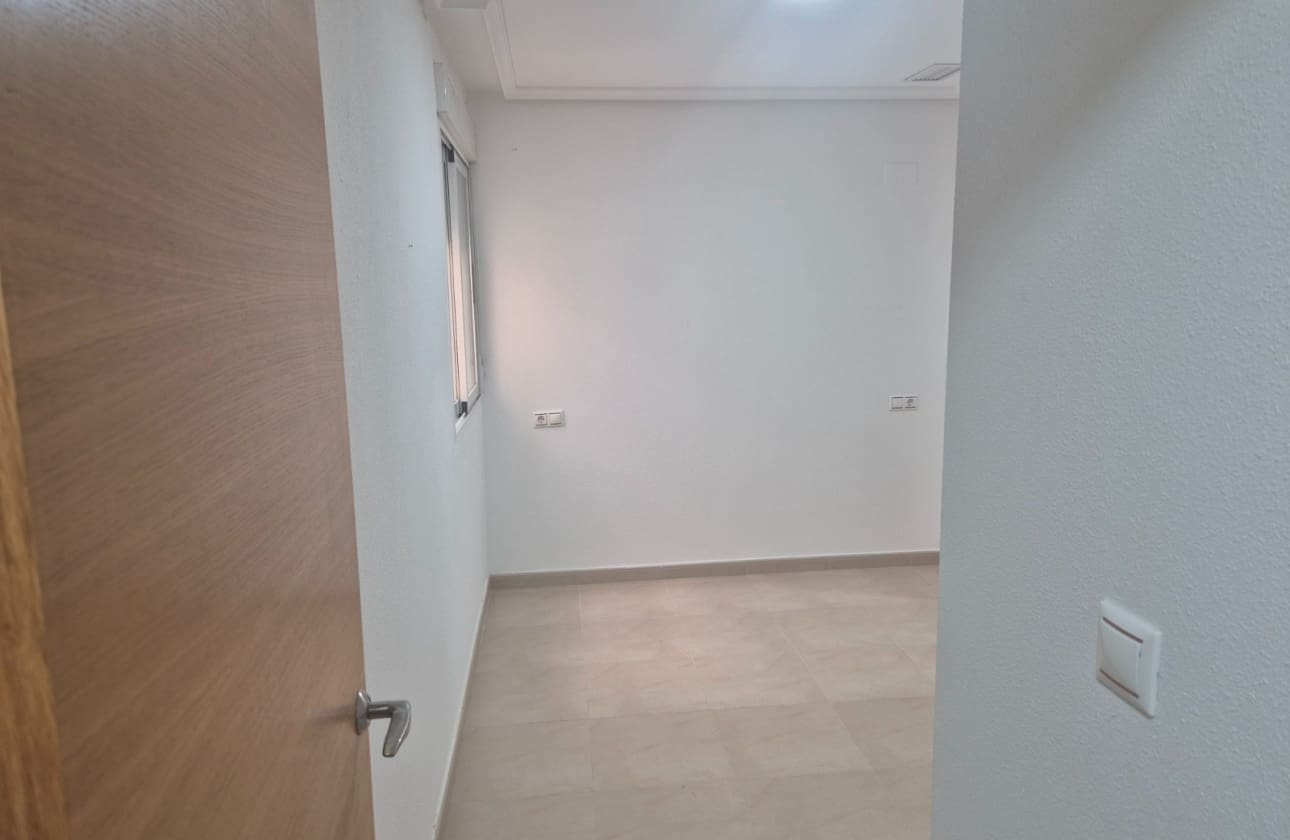 5 slaapkamer Appartement te koop in Torrevieja - € 175.000 (Ref: 9964035)