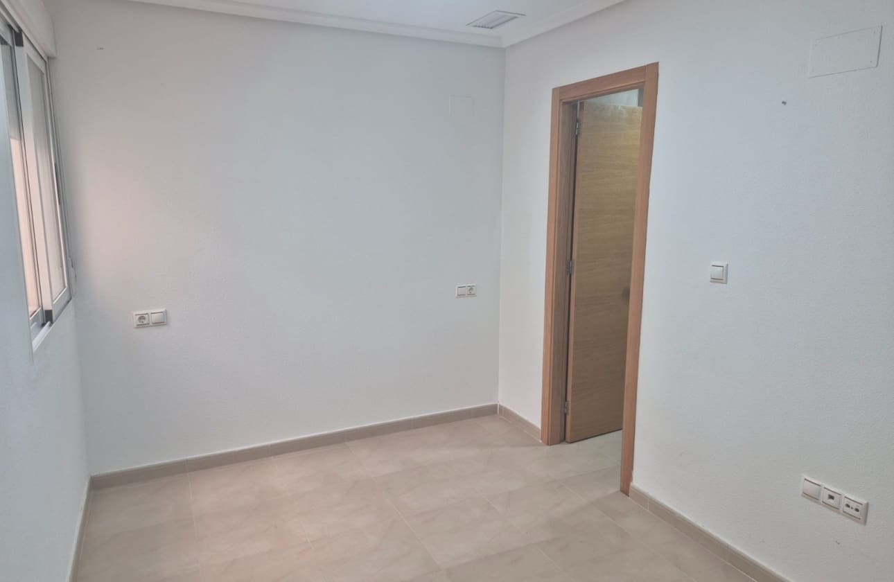 5 slaapkamer Appartement te koop in Torrevieja - € 175.000 (Ref: 9964035)