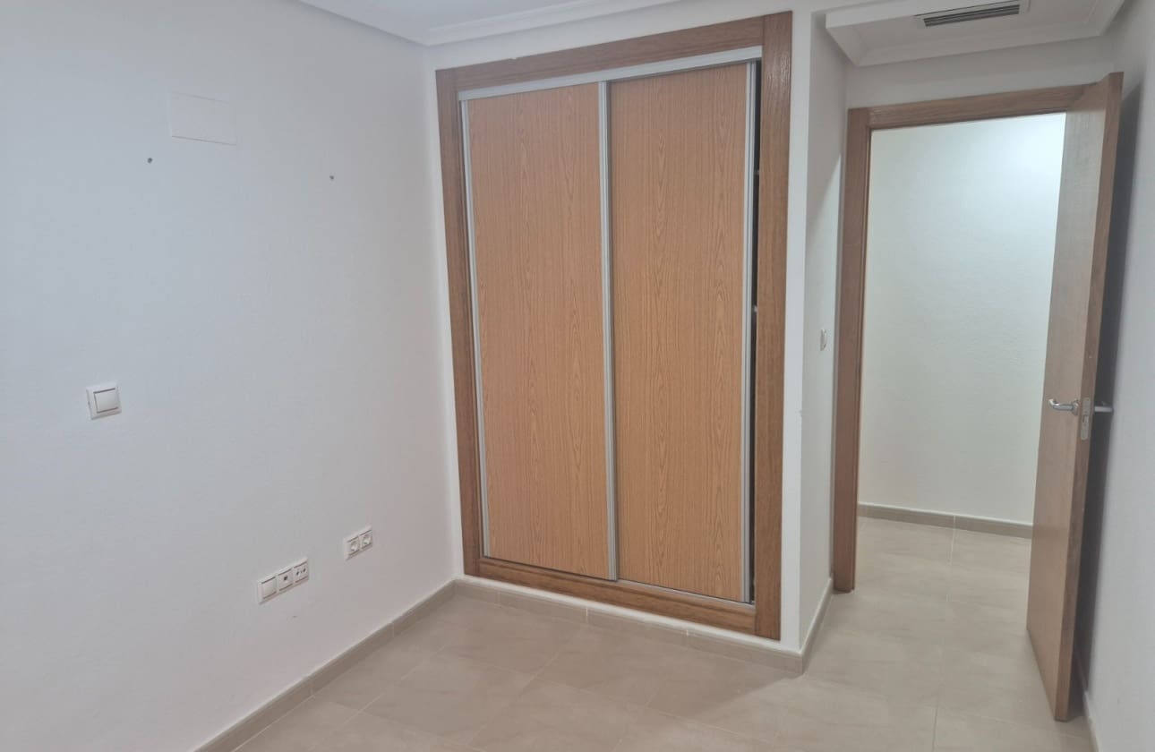 5 slaapkamer Appartement te koop in Torrevieja - € 175.000 (Ref: 9964035)