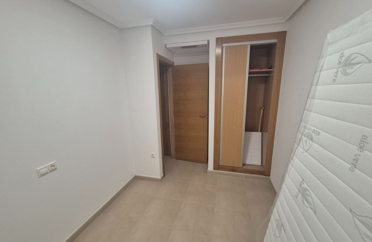 5 slaapkamer Appartement te koop in Torrevieja - € 175.000 (Ref: 9964035)