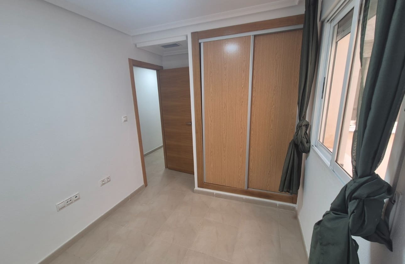 5 slaapkamer Appartement te koop in Torrevieja - € 175.000 (Ref: 9964035)
