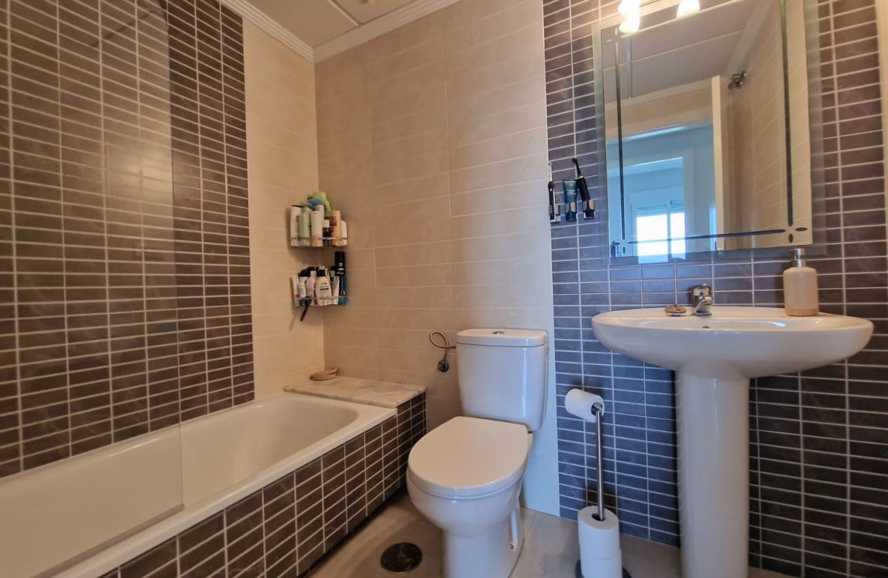 2 soveværelse Lejlighed til salg i Guardamar del Segura med swimmingpool - € 183.500 (Ref: 9970880)