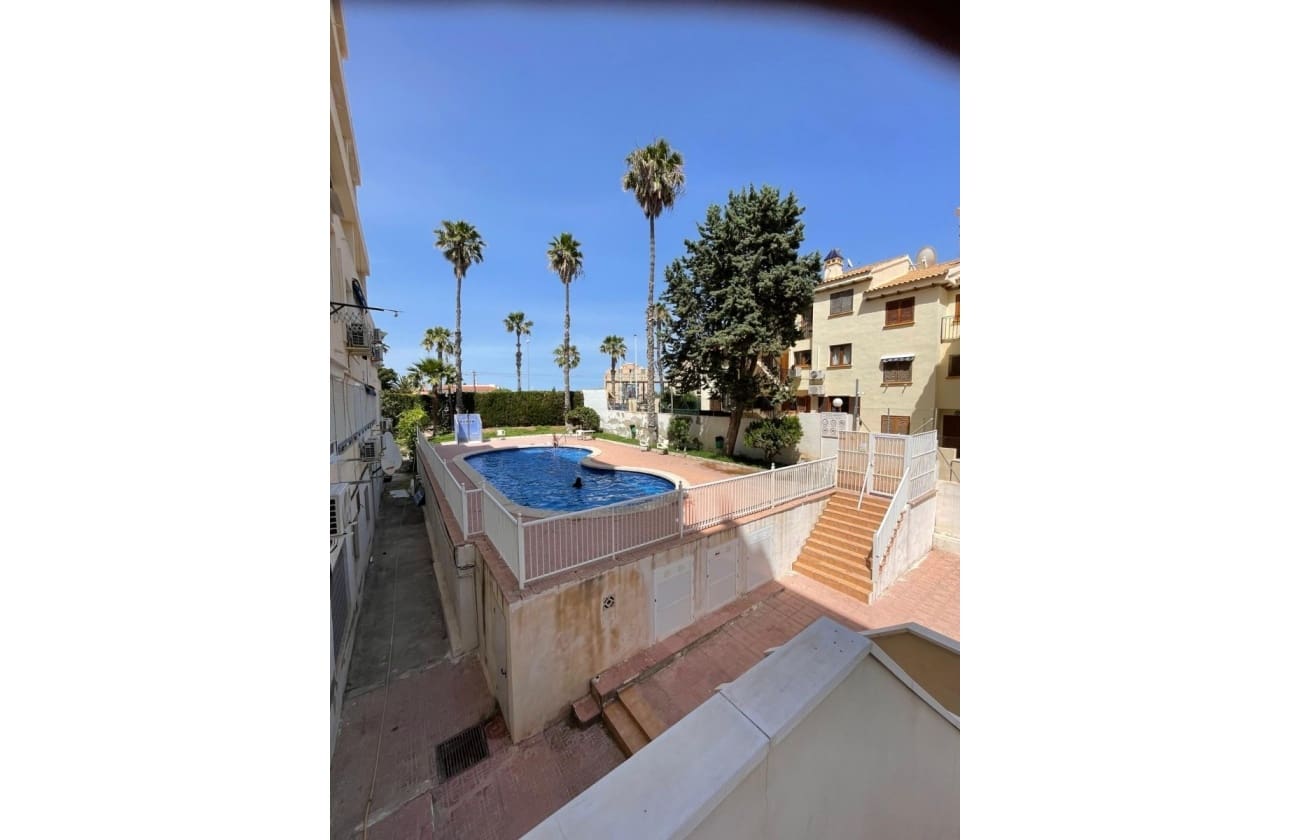 2 soveværelse Lejlighed til salg i Torrevieja med swimmingpool - € 219.000 (Ref: 9989304)
