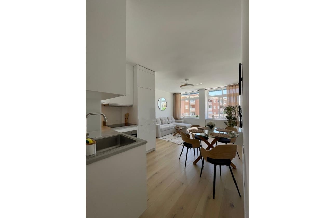 2 soveværelse Lejlighed til salg i Torrevieja med swimmingpool - € 219.000 (Ref: 9989304)