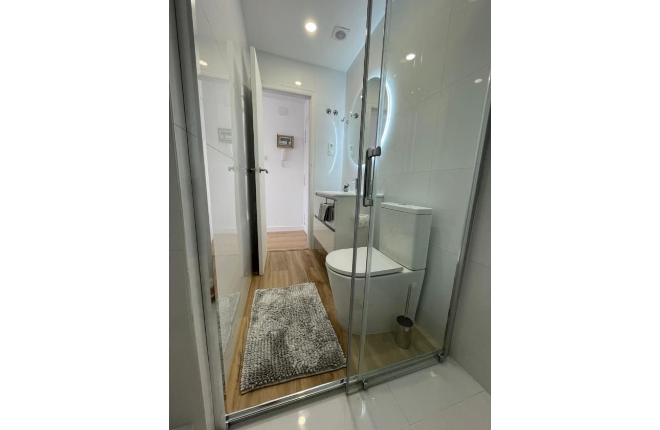 2 soveværelse Lejlighed til salg i Torrevieja med swimmingpool - € 219.000 (Ref: 9989304)