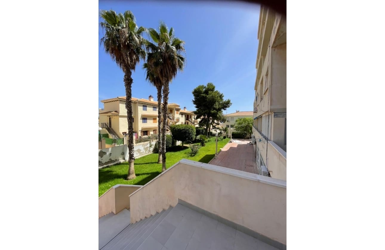 2 soveværelse Lejlighed til salg i Torrevieja med swimmingpool - € 219.000 (Ref: 9989304)