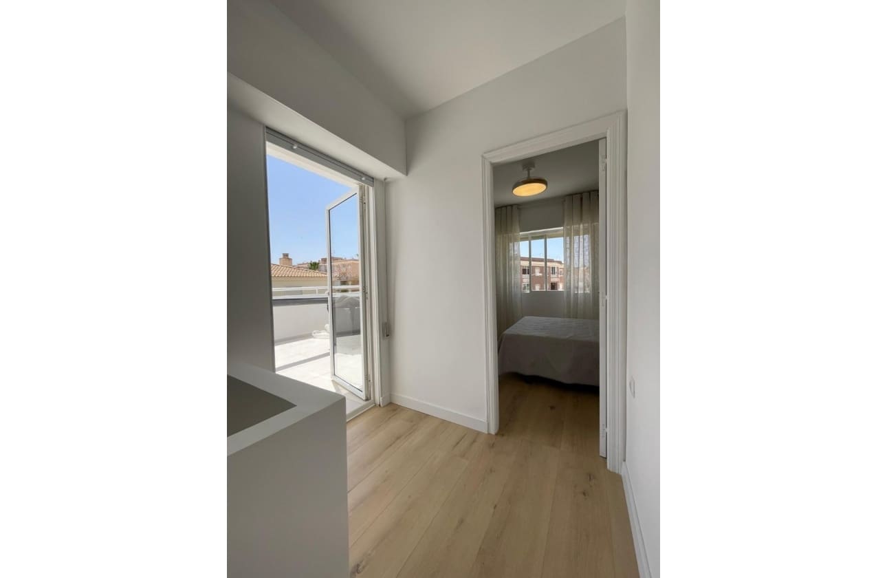 2 soveværelse Lejlighed til salg i Torrevieja med swimmingpool - € 219.000 (Ref: 9989304)