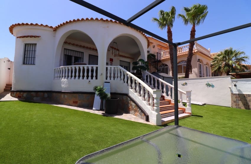 2 bedroom Villa for sale in Orihuela Costa with pool - € 259,950 (Ref: 10004515)