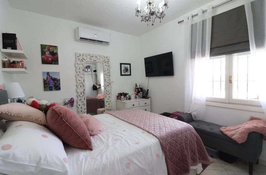 2 bedroom Villa for sale in Orihuela Costa with pool - € 259,950 (Ref: 10004515)