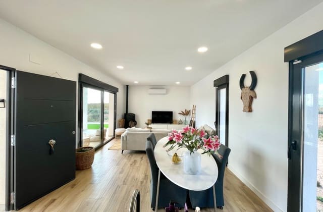 Chalet de 3 habitaciones en Pinoso en venta con piscina garaje - 399.900 € (Ref: 10004519)
