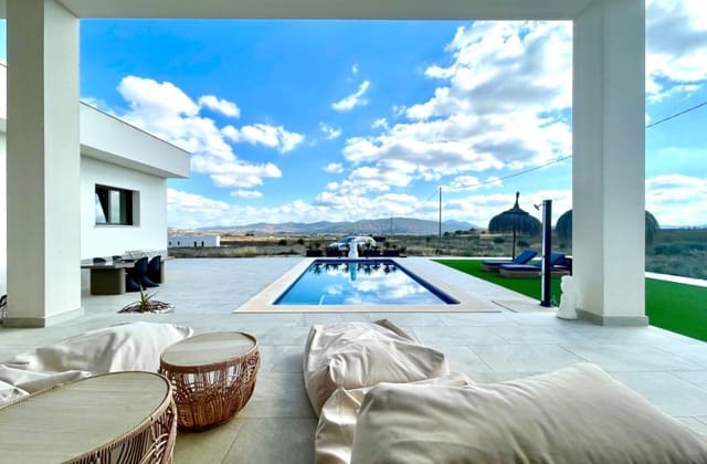 Chalet de 3 habitaciones en Pinoso en venta con piscina garaje - 399.900 € (Ref: 10004519)