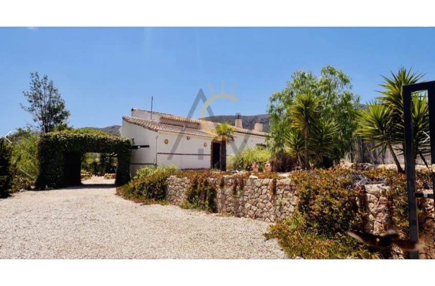 5 soverom Finca/Herregård til salgs i La Romana med svømmebasseng garasje - € 339 995 (Ref: 10004524)