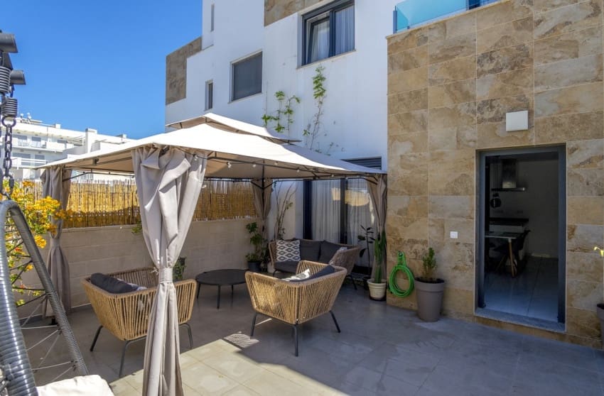 Casa de 3 habitaciones en Villamartin en venta - 325.000 € (Ref: 10027605)