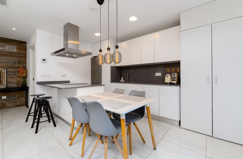 Casa de 3 habitaciones en Villamartin en venta - 325.000 € (Ref: 10027605)