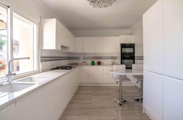 Chalet de 4 habitaciones en San Miguel de Salinas en venta con piscina - 799.000 € (Ref: 10027631)