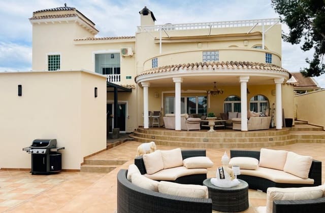 Chalet de 4 habitaciones en San Miguel de Salinas en venta con piscina - 799.000 € (Ref: 10027631)