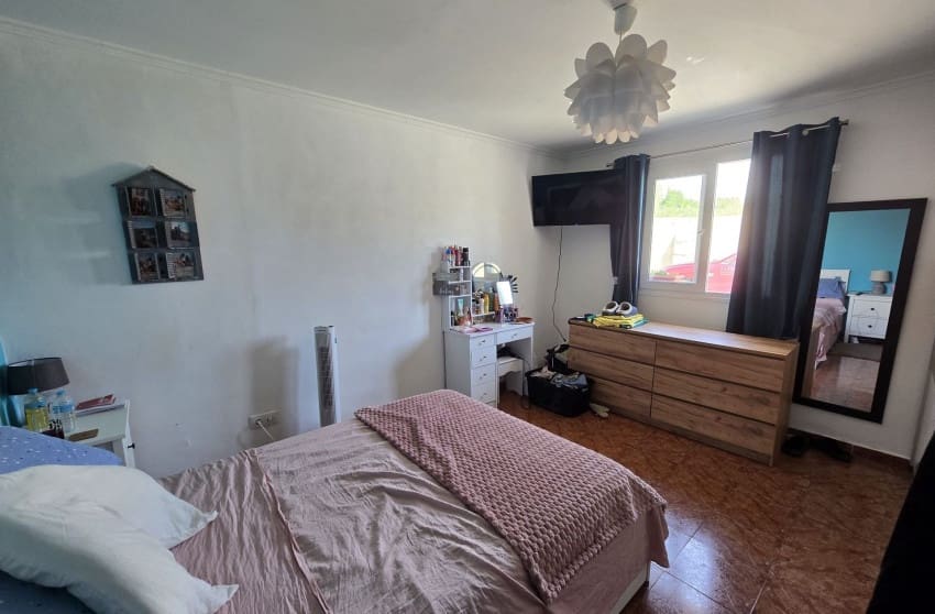 6 makuuhuone Huvila myytävänä paikassa Sax mukana uima-altaan - 275 000 € (Ref: 10027633)