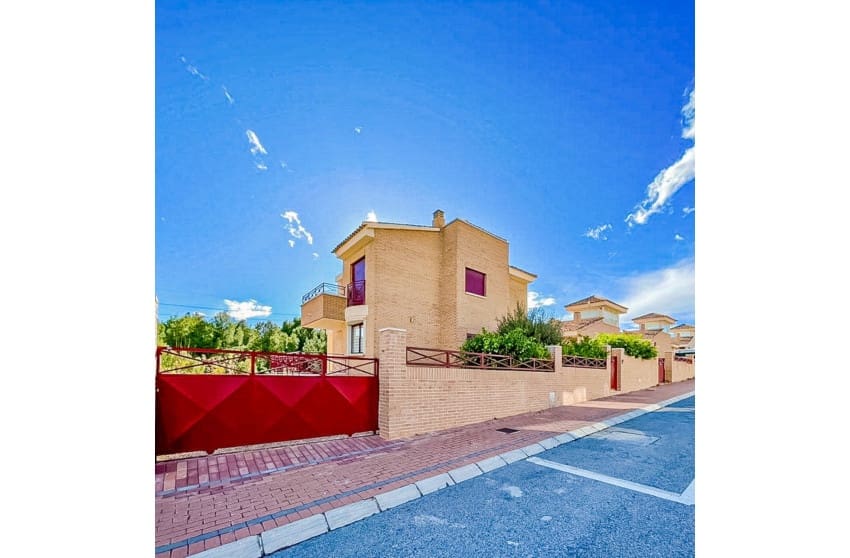 4 Zimmer Villa zu verkaufen in Montebello mit Pool Garage - 580.000 € (Ref: 10088773)