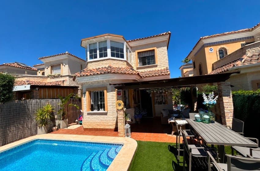 2 bedroom Villa for sale in El Raso with pool - € 299,500 (Ref: 10088775)