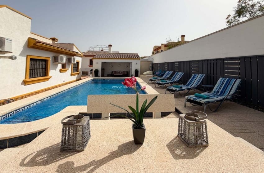 Chalet de 3 habitaciones en Hondón de las Nieves en venta con piscina garaje - 279.950 € (Ref: 10091360)