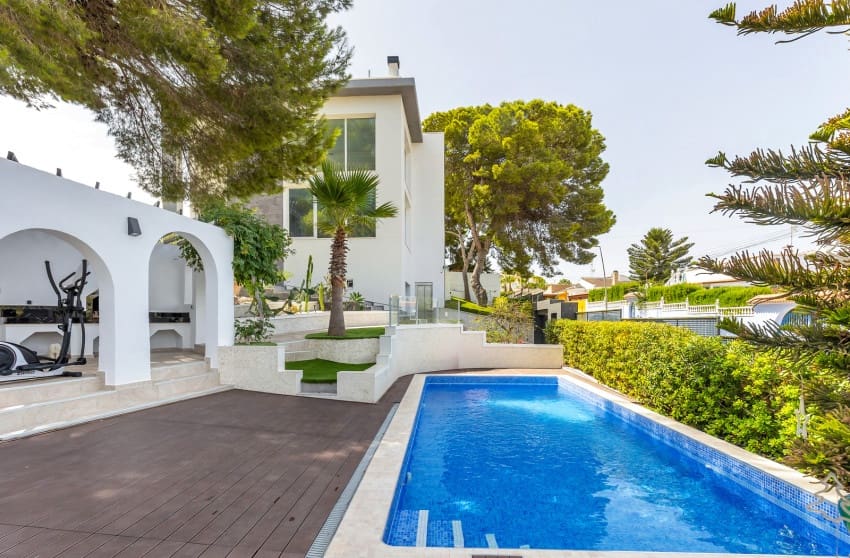 6 soverom Villa til salgs i Torrevieja med svømmebasseng garasje - € 849 000 (Ref: 10171773)